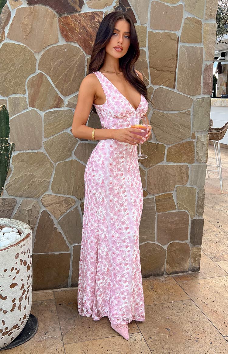 Festliches rosa Damenkleid, lang und elegant, perfekt für Hochzeitsgäste und Abendveranstaltungen.