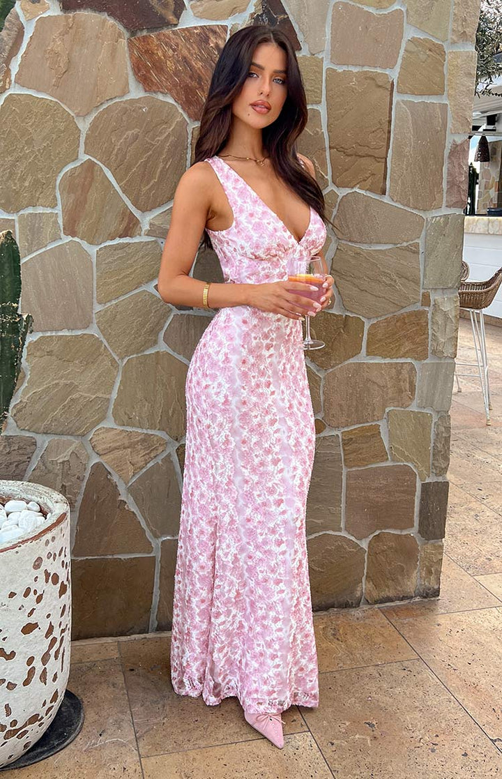 Festliches rosa Damenkleid, lang und elegant, perfekt für Hochzeitsgäste und Abendveranstaltungen.
