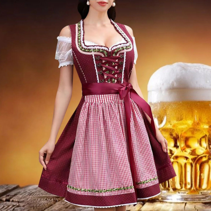 Elegantes rotes Damen Oktoberfest Dirndlkleid mit passender Schürze und traditionellem Schnürmieder für festliche Anlässe.