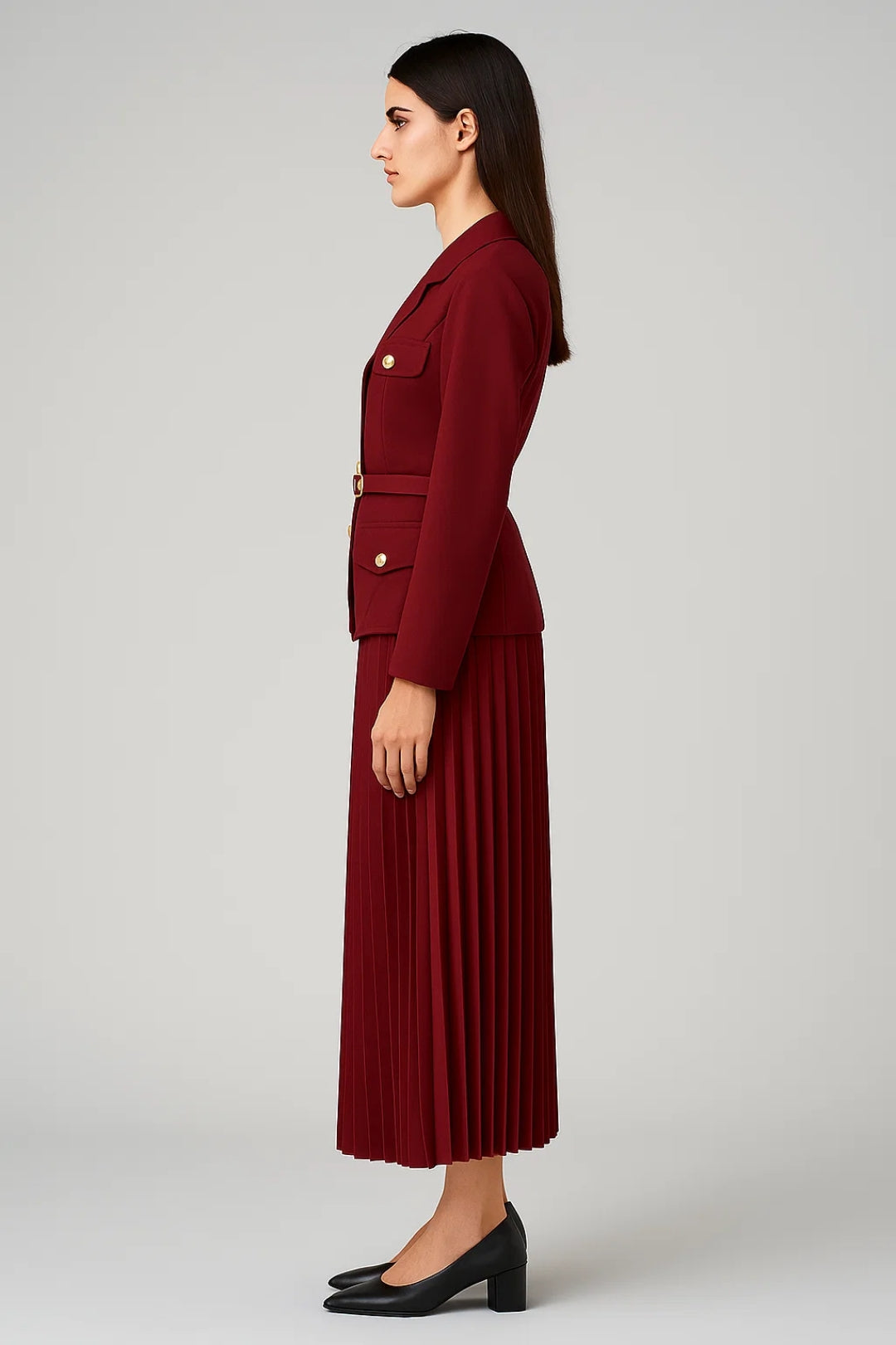 Feminines rotes Damen Business-Set mit modernem Blazer und stilvollem Faltenrock für einen schicken Sommerlook.