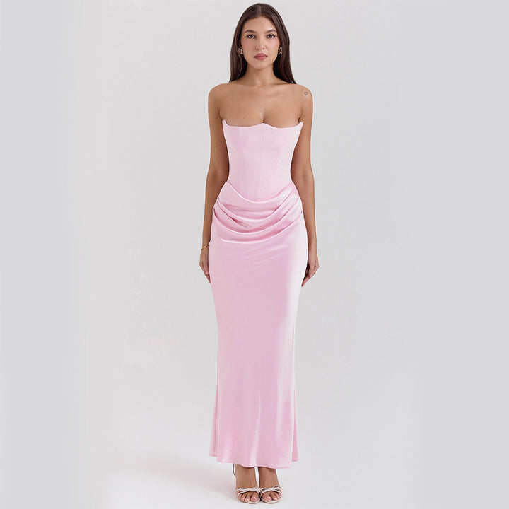 Fließendes, elegantes Damen Abendkleid für den Herbst, schulterfrei, rückenfrei, mit figurbetonter Passform.
