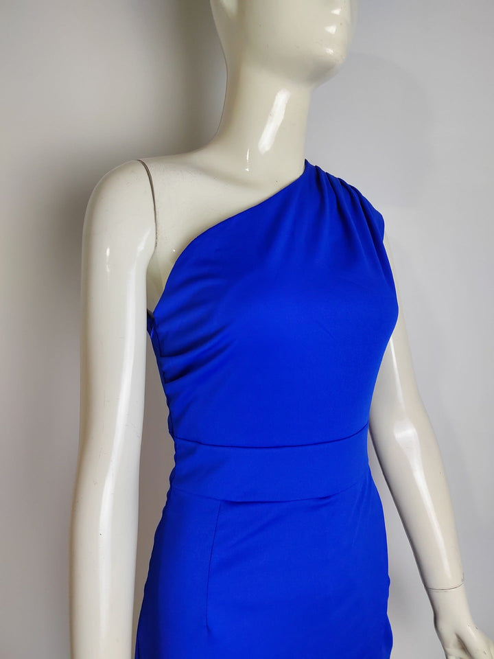 Figurbetontes, elegantes Damen Abendkleid; schmeichelhafte Silhouette mit schrägem Kragen für Festlichkeiten.