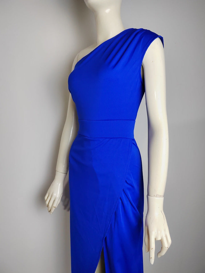 Minimalistisches, schickes Damenkleid in Schwarz, ärmellos; klassisch elegant für Abendgarderobe & Events.