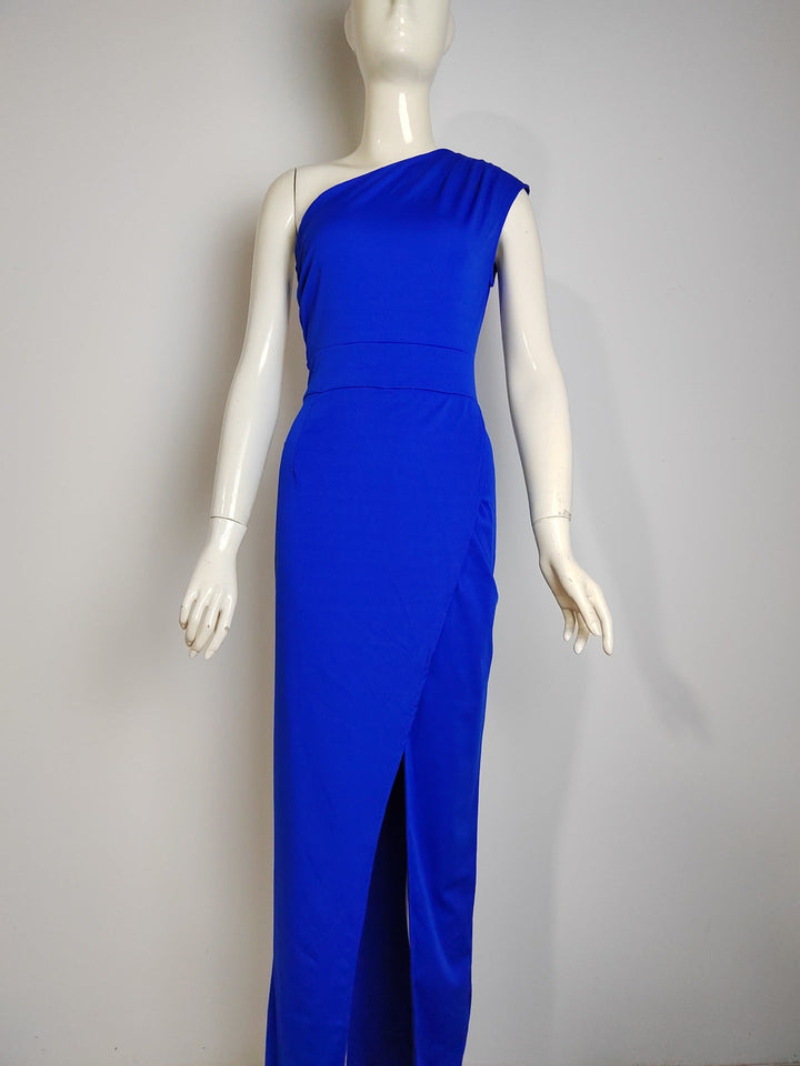 Damen Abendkleid beim Gehen; fließender Stoff, hoher Schlitz, für elegante Bewegungsfreiheit auf der Party.