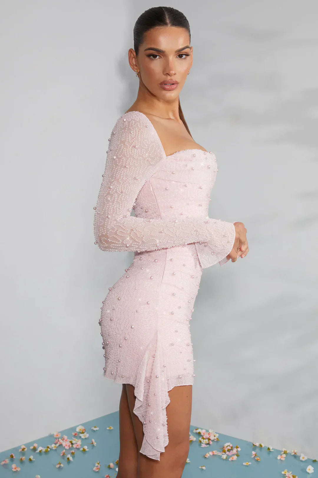 Schickes Damenkleid, Minilänge, Langarm, mit elegantem Kragen in Schwarz, sehr modisch.