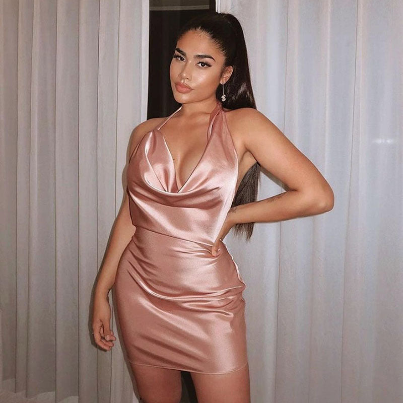 Rosa rückenfreies Sommerkleid für Damen, V-Ausschnitt & Raffung, ideal als Strand- oder Partykleid.