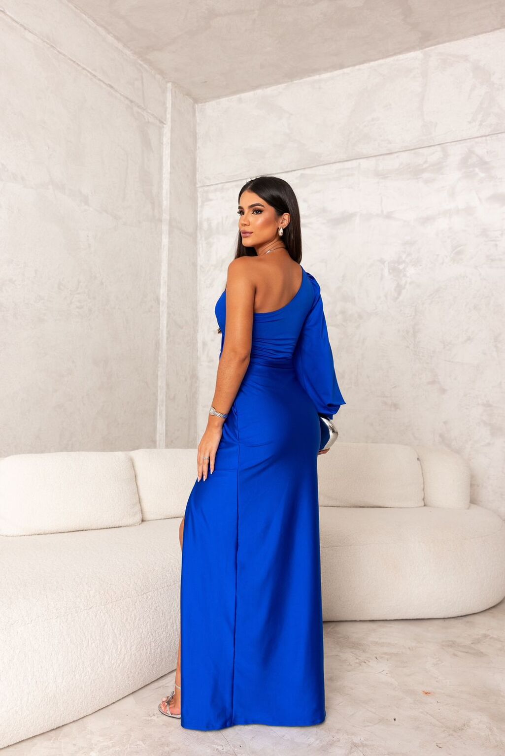 Schwarzes Damen-Abendkleid, eleganter Ein-Schulter-Schnitt, stilvoll für besondere Anlässe.