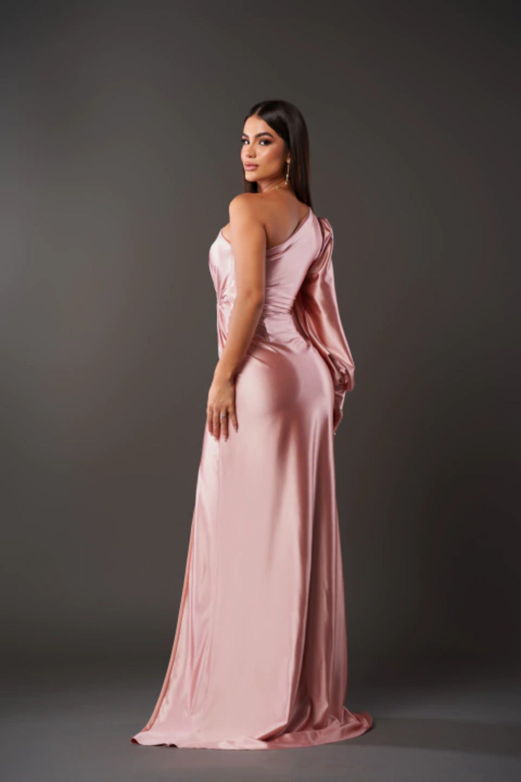 Schwarzes Abendkleid, schulterfrei, elegantes Damenkleid für Gala, Feiern und Empfänge.
