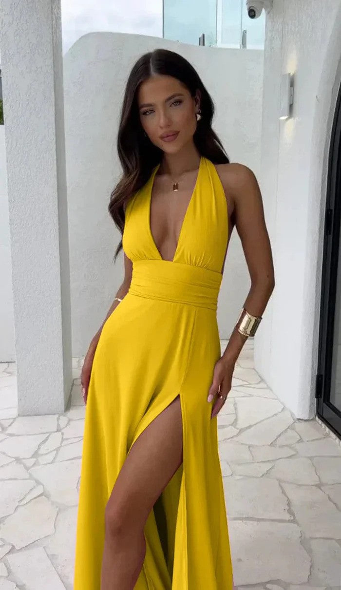 Rückenansicht eines eleganten Halterneck Sommerkleides in Weiß, ideal für festliche Sommerabende.