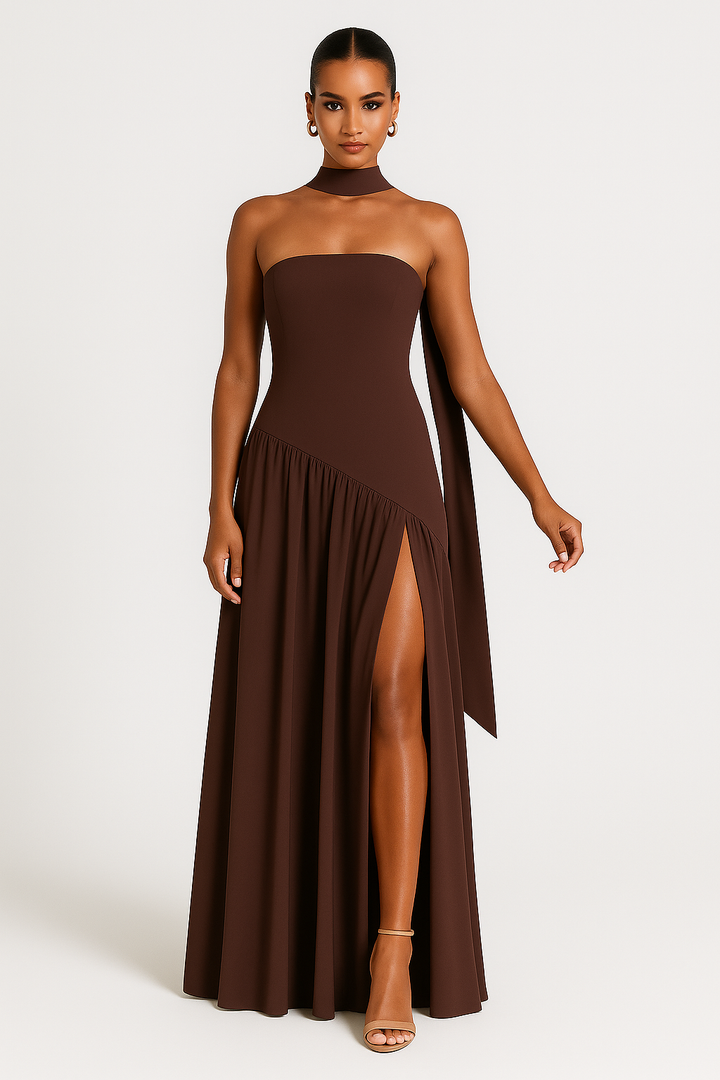 Chic trägerloses Maxikleid für Damen mit hohem Schlitz. Perfektes Sommer- oder Partykleid für einen stilvollen Auftritt.