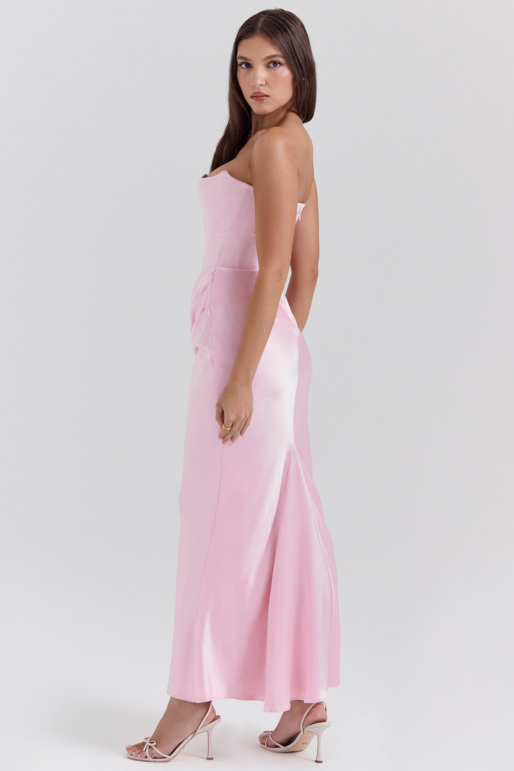 Wunderschönes trägerloses Maxikleid für Hochzeitsgäste. Elegantes Damen Abendkleid, schulterfreier Look. Maxikleid.