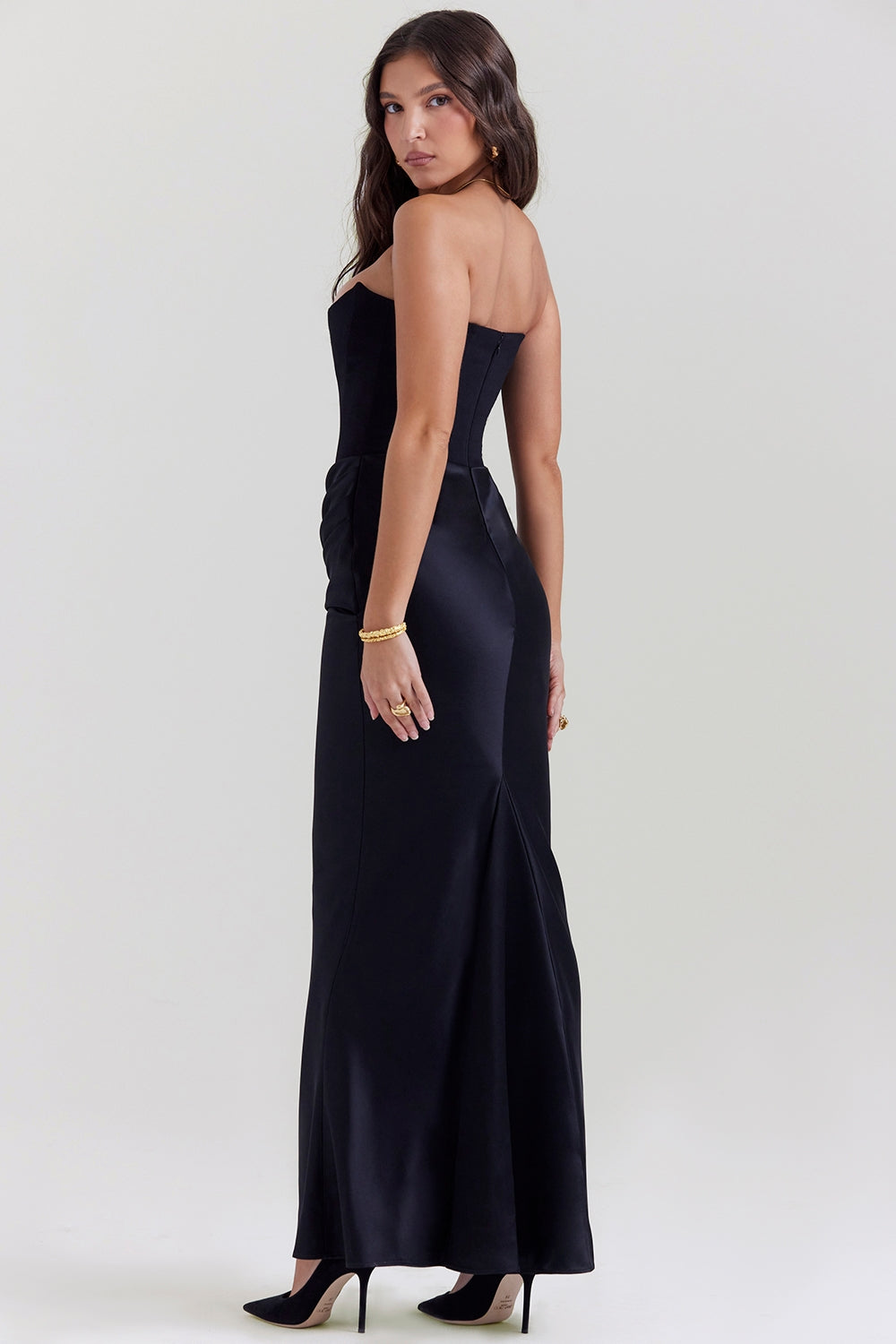 Schickes schulterfreies Abendkleid für Damen, ideal als Hochzeitsgast oder für Events. Trägerloses Maxikleid, elegant.