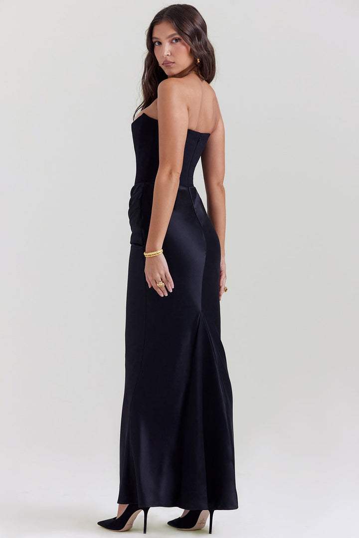 Schickes schulterfreies Abendkleid für Damen, ideal als Hochzeitsgast oder für Events. Trägerloses Maxikleid, elegant.