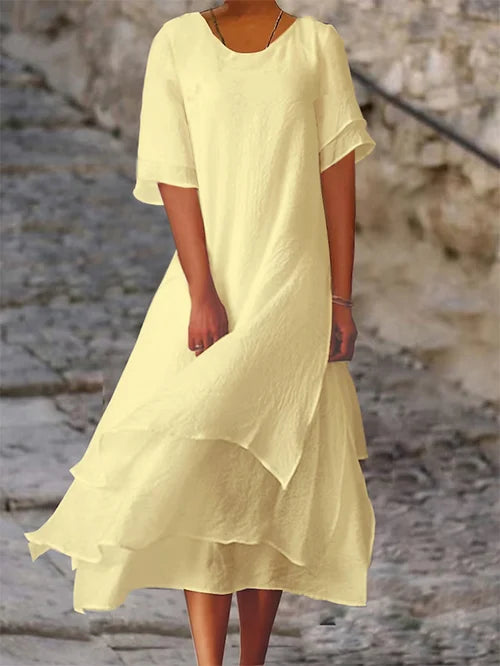 Bequemes Damen Alltagskleid mit kurzen Ärmeln. Vielseitiges, leichtes Sommerkleid für modische Frauen.
