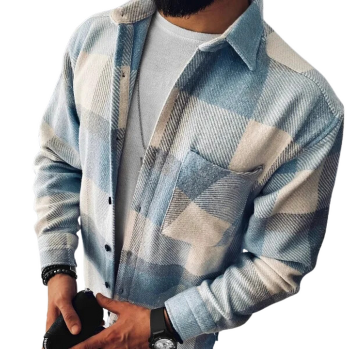 Sauber gefaltetes kariertes Herren Winterhemd. Warmes, elegantes Langarmhemd für stilvolle Männer im Winter.