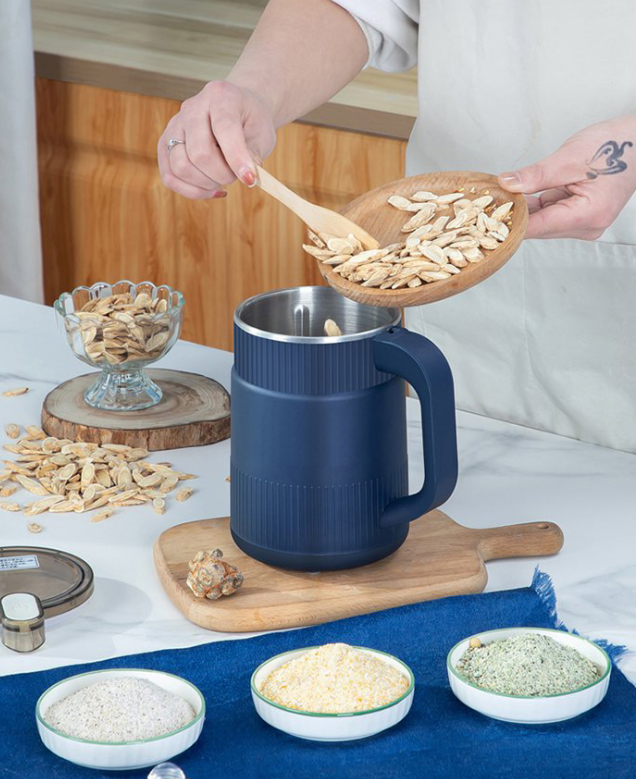 Leistungsstarke Getreidemühle elektrisch, mahlt Getreide zu feinem oder grobem Mehl für Ihre Rezepte.