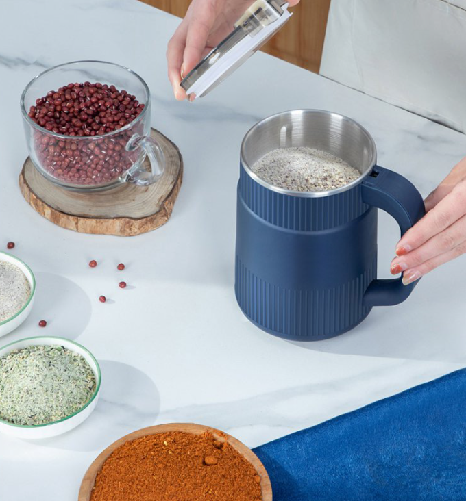 Kompakte elektrische Getreidemühle im ansprechenden Design, für schnelles und frisches Mehl auf Knopfdruck.