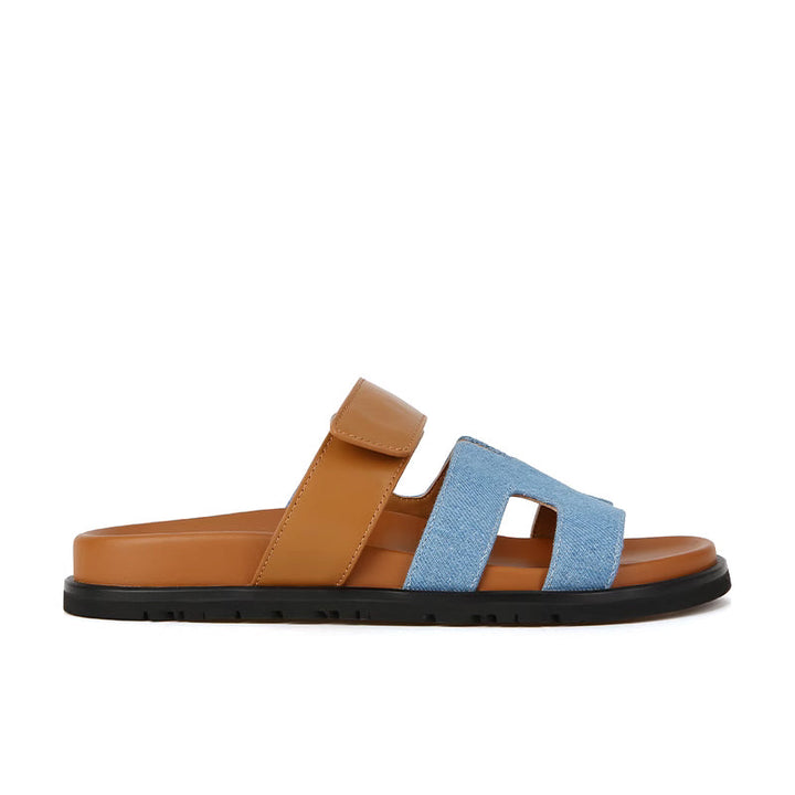 Frontansicht der Elke Damen Sandalen, präsentiert das klassische, bequeme und stilvolle Design.