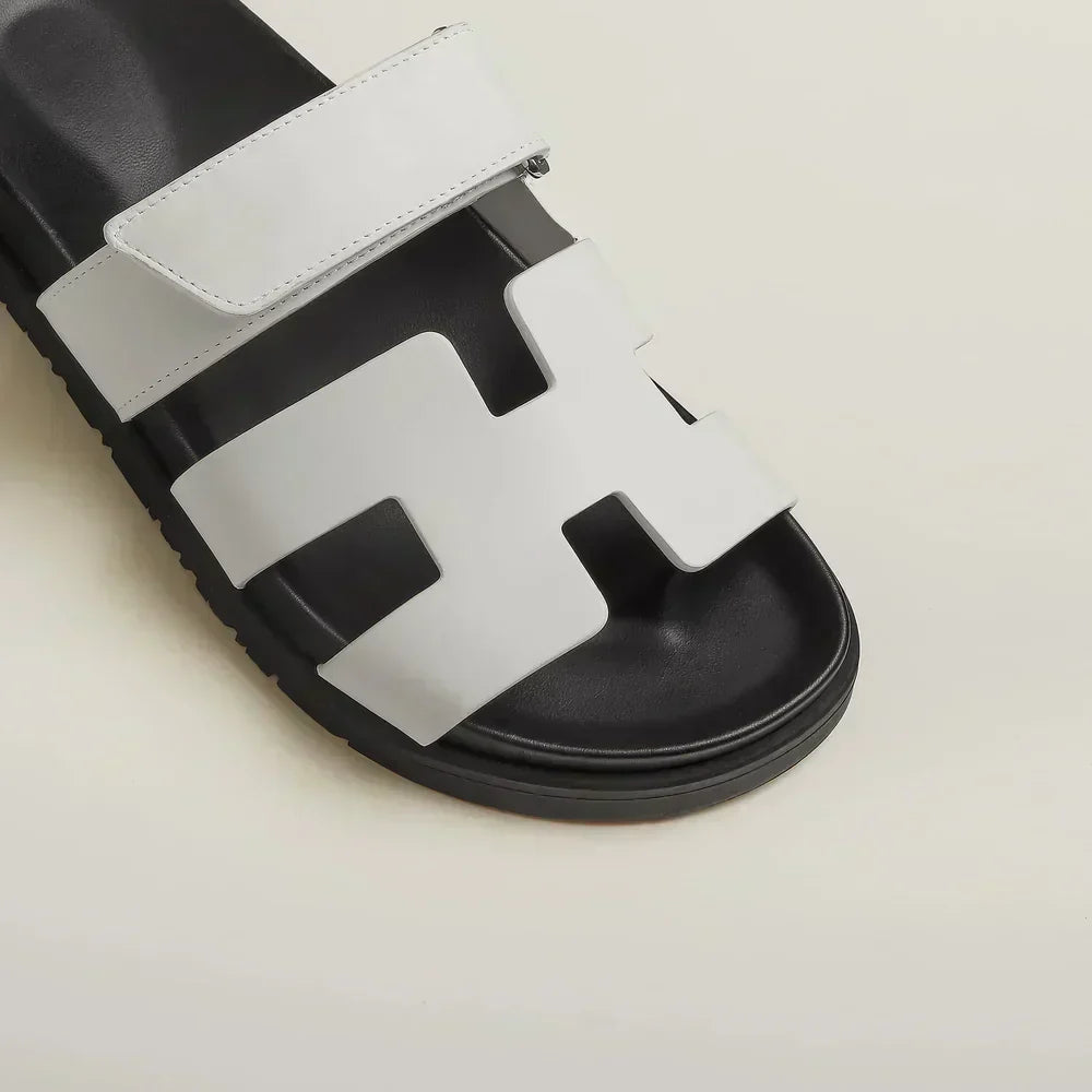 Nahaufnahme der verstellbaren Riemen an den Elke Damen Sandalen, garantieren perfekten Sitz.