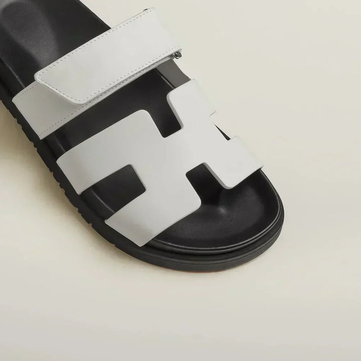 Nahaufnahme der verstellbaren Riemen an den Elke Damen Sandalen, garantieren perfekten Sitz.