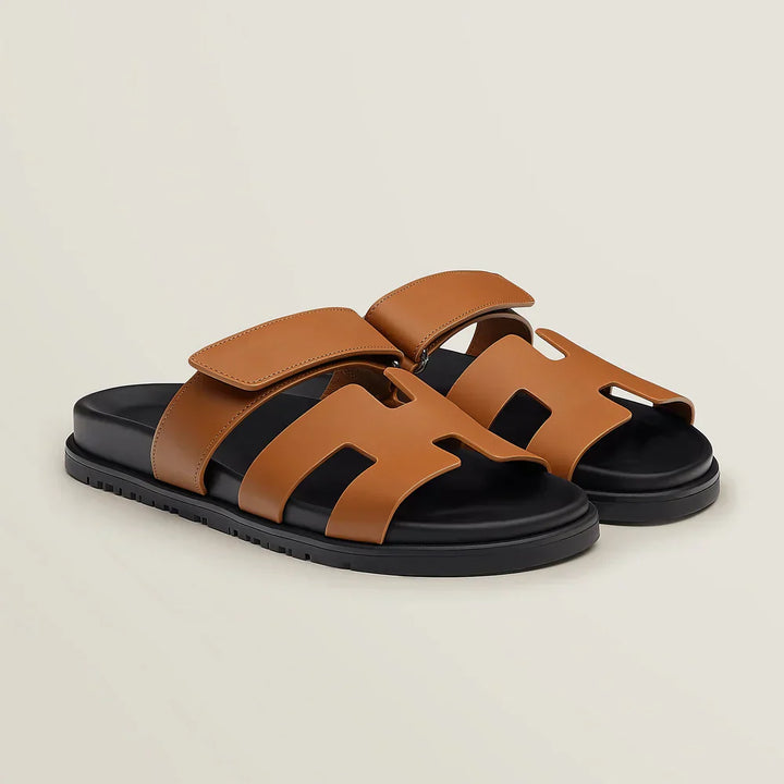 Elke Damen Sandalen an einem Fuß, kombiniert mit lässiger Sommerkleidung, stilvoll & bequem.