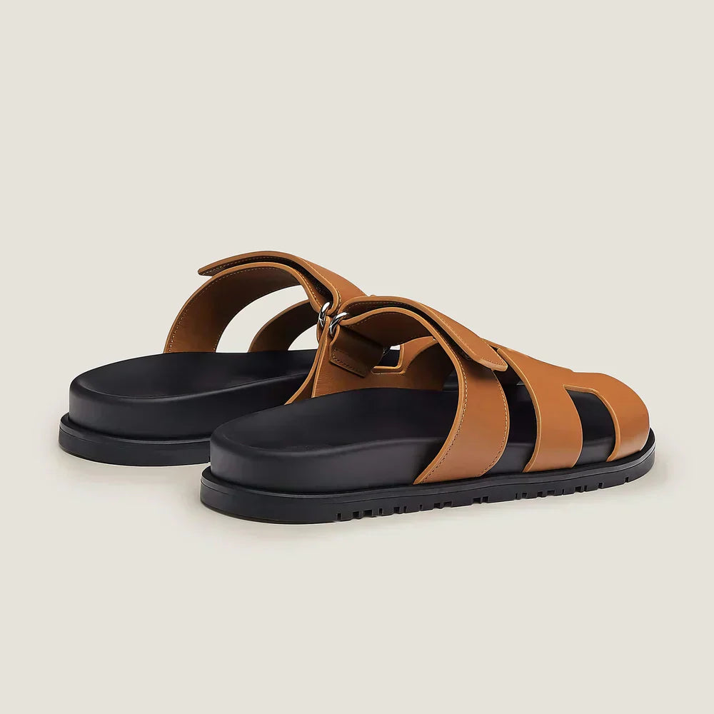 Seitenansicht der Elke Flachsandalen für Damen am Fuß, unterstreicht das minimalistische Design.