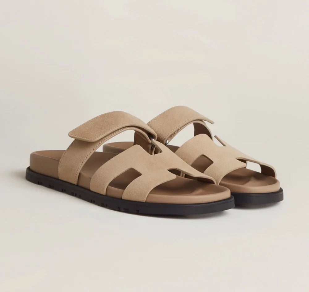 Ein Paar Elke Damen Sommersandalen, bereit für Strand, Stadt oder entspannte Freizeitaktivitäten.