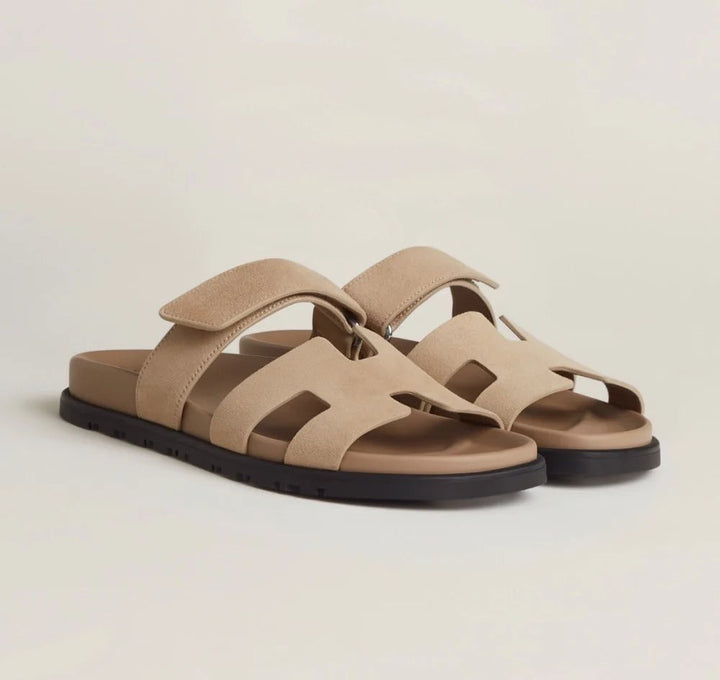 Ein Paar Elke Damen Sommersandalen, bereit für Strand, Stadt oder entspannte Freizeitaktivitäten.