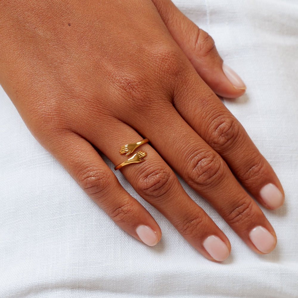 Damen Ring in Gold getragen an einer Hand mit feiner Maniküre