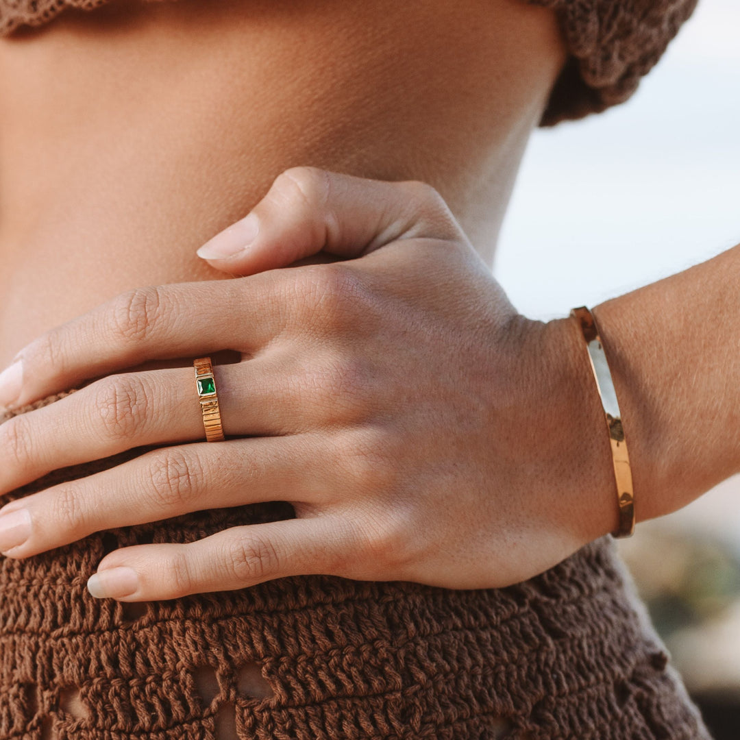 Breiter goldener Chunky Ring für Damen mit Zirkonia Stein am Finger