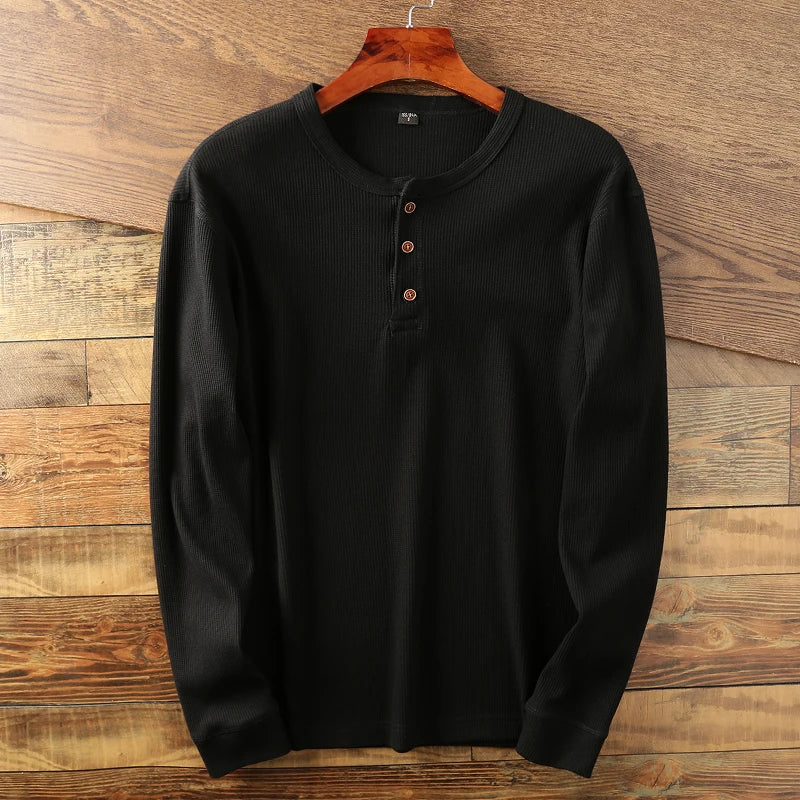 Modernes Herren Henley-Shirt mit Knopfleiste, ideales Langarmshirt für Casual-Looks und Freizeitkleidung.