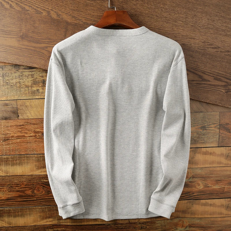 Stylisches Männer Langarmshirt, perfekt zum Layering. Bequemes Oberteil für Alltag und moderne Freizeit.