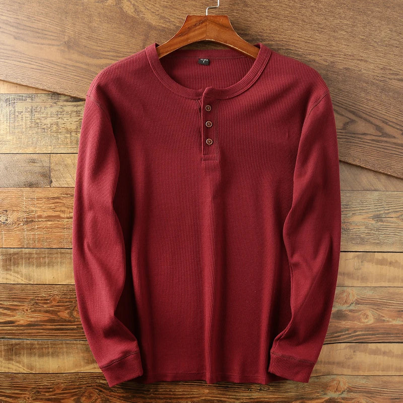 Lässiges Herren Henley-Shirt mit Langarm, bequemer Schnitt und vielseitige Freizeitkleidung für Männer.