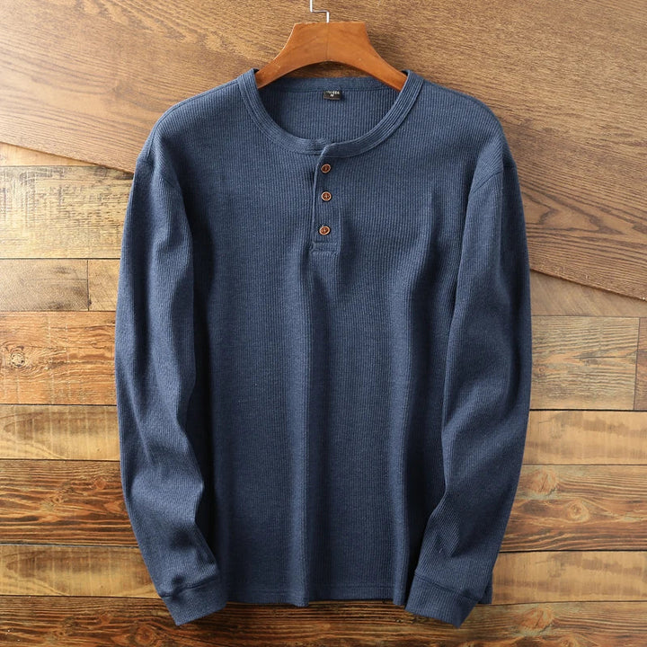 Detailansicht: Komfortables Herren Henley-Shirt, weicher Stoff, ideal für stilvolle Männerlooks im Alltag.