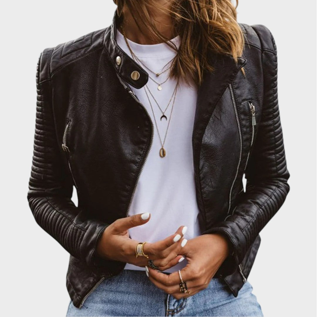 Damen Jacke in Schwarz getragen mit weißem Shirt und Jeans