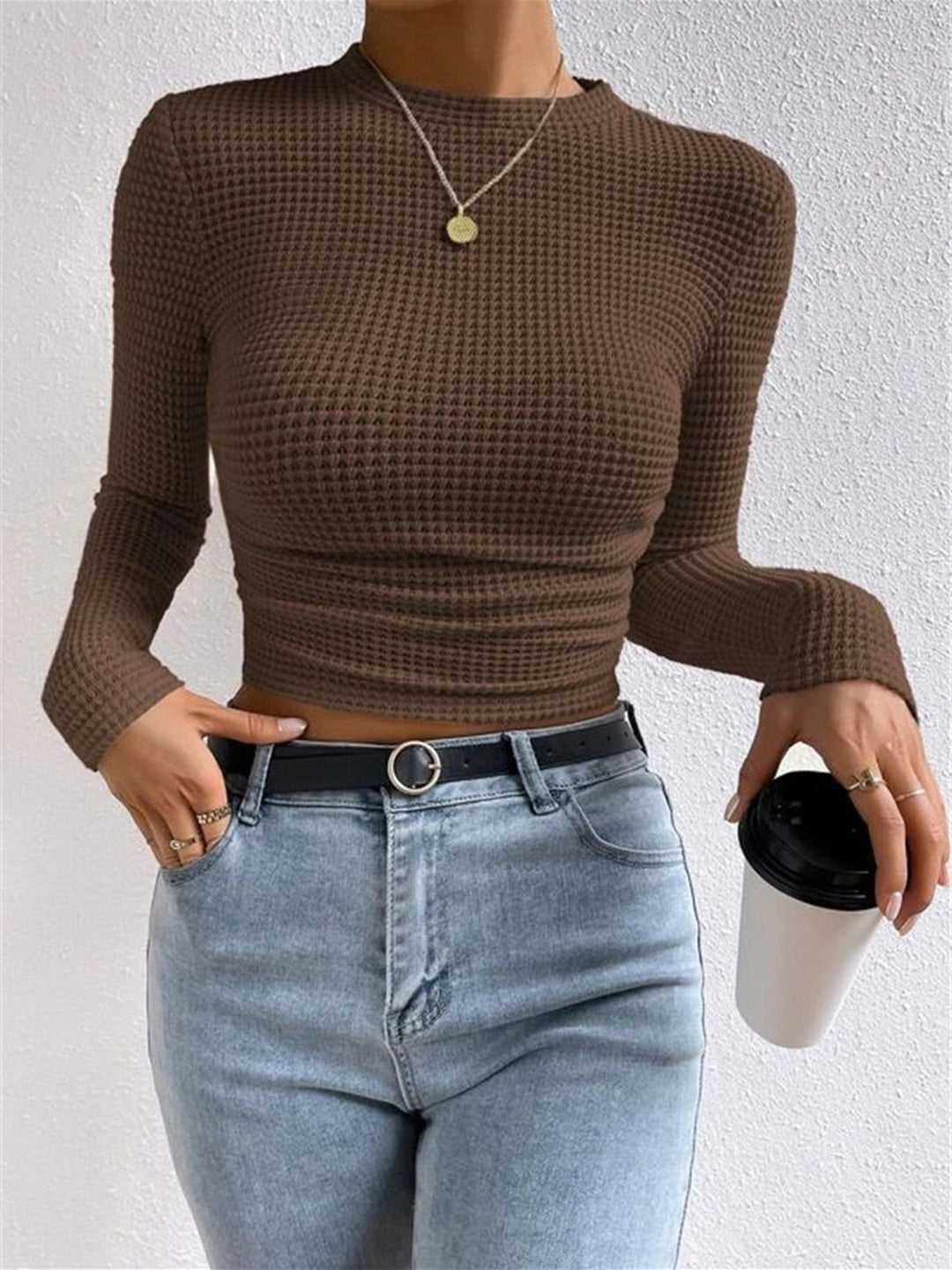 Enganliegendes Waffelstrick-Oberteil für Damen; chic und komfortabel für frühlingshafte Looks und Damenmode.