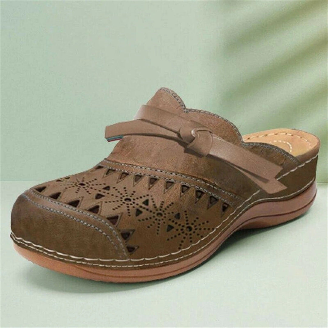 "Erdige braune geschlossene Damensandalen mit filigranem Muster für hohen Komfort und Belüftung."