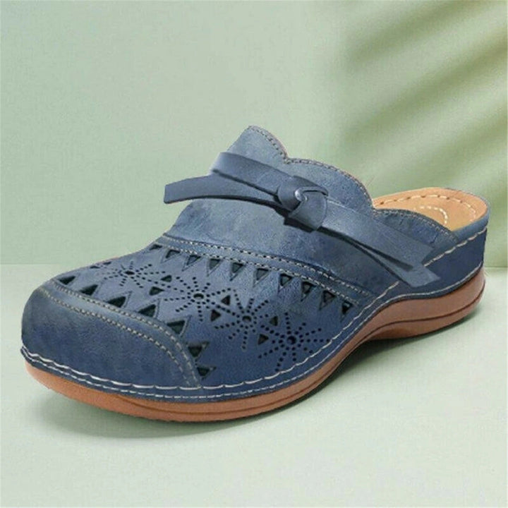 "Erdige braune geschlossene Damensandalen mit filigranem Muster für hohen Komfort und Belüftung."