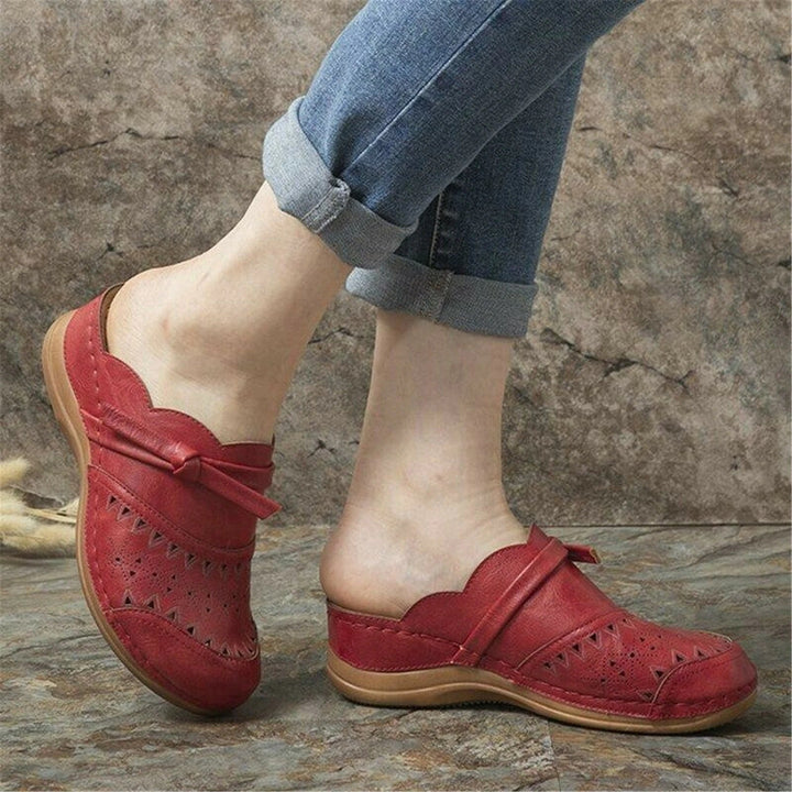 "Erdige braune geschlossene Damensandalen mit filigranem Muster für hohen Komfort und Belüftung."