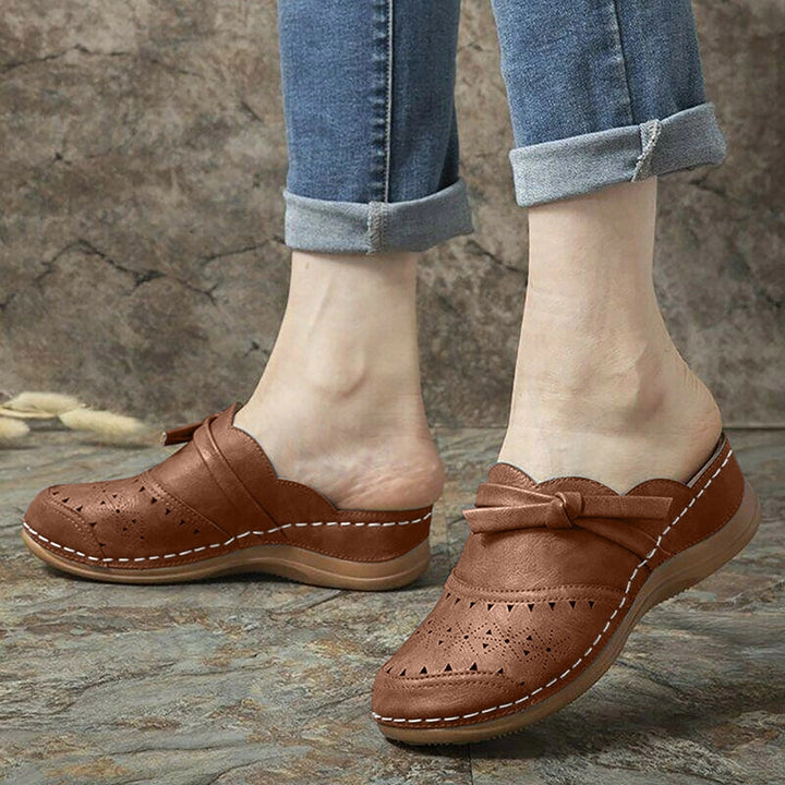 "Erdige braune geschlossene Damensandalen mit filigranem Muster für hohen Komfort und Belüftung."