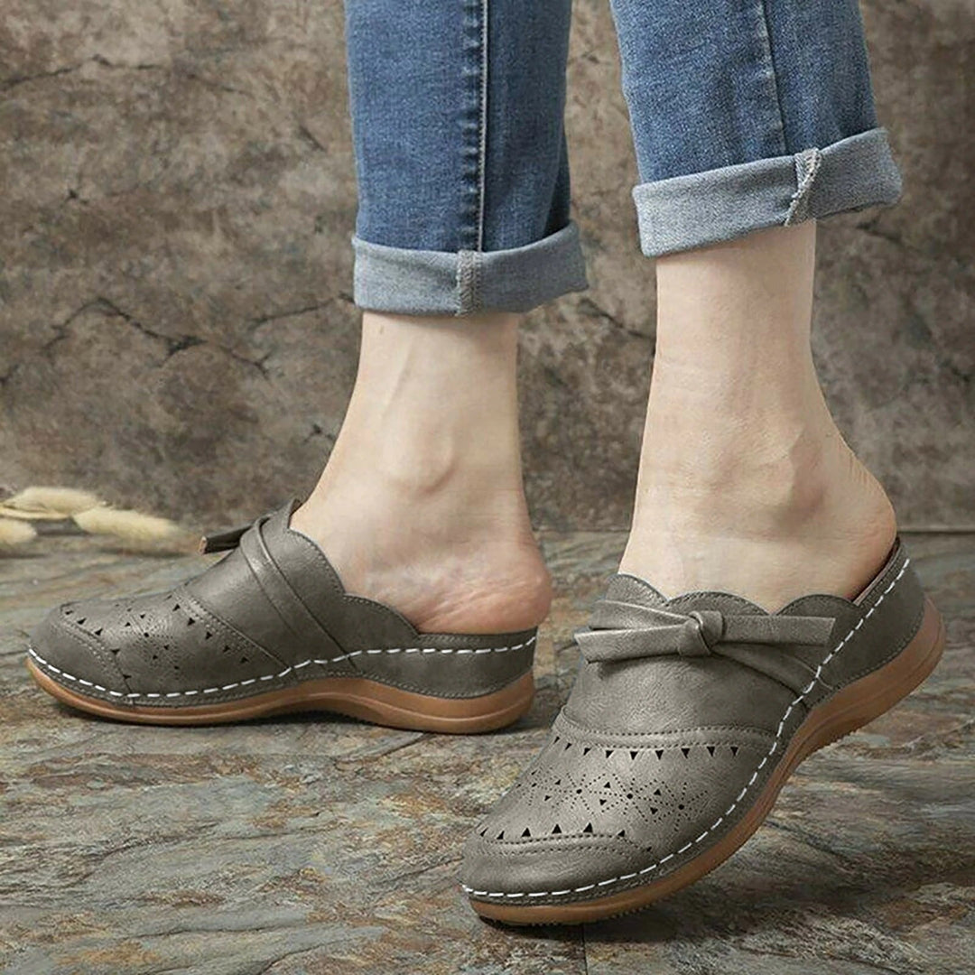 "Erdige braune geschlossene Damensandalen mit filigranem Muster für hohen Komfort und Belüftung."