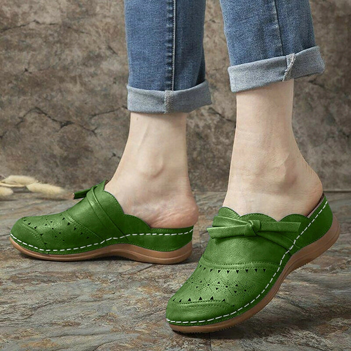 "Erdige braune geschlossene Damensandalen mit filigranem Muster für hohen Komfort und Belüftung."