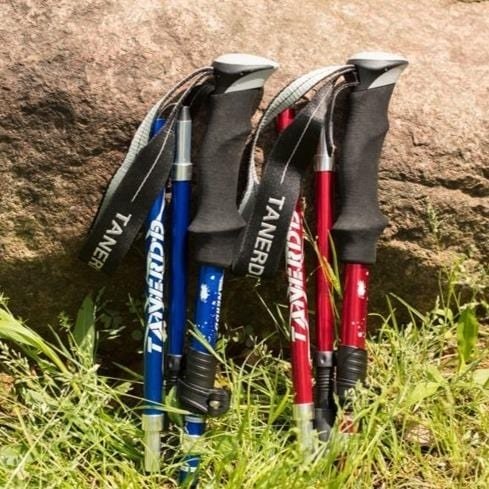 "Ergonomische faltbare Wanderstöcke aus Carbon, leicht und teleskopisch, ideal für Trekking und Outdoor-Abenteuer."