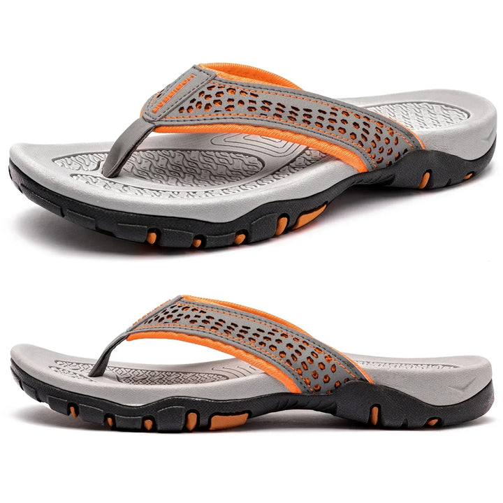 Seitenansicht ergonomischer Herren Slipper, hebt das elegante Design und die bequeme Passform hervor.