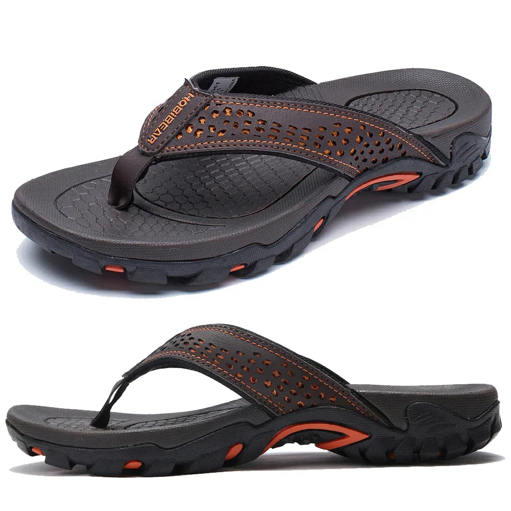 Ergonomische Herren Slipper in Braun, bequem und stützend, ideal für ganztägigen Komfort.