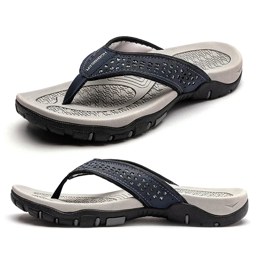 Detailansicht ergonomischer Herren Slipper, Fokus auf bequeme Passform und stützendes Design.