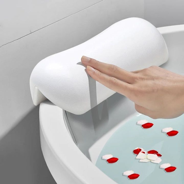Ergonomisches, rutschfestes Badekissen mit Saugnäpfen in der Badewanne für entspannte Nackenstütze und schnelles Trocknen.