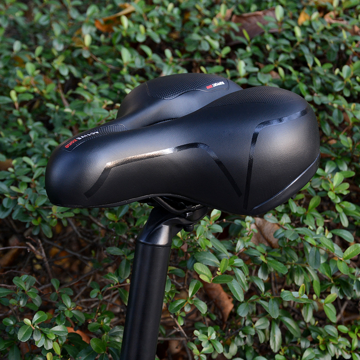 Ergonomischer ErgoRide Fahrradsattel aus Kunstleder, ideal für komfortables und schmerzfreies Radfahren.