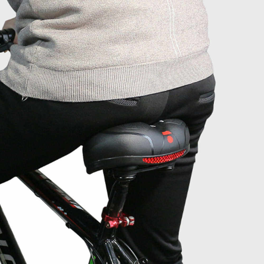 ErgoRide Universal Fahrradsattel montiert an einem Fahrrad, bereit für komfortable Fahrten.