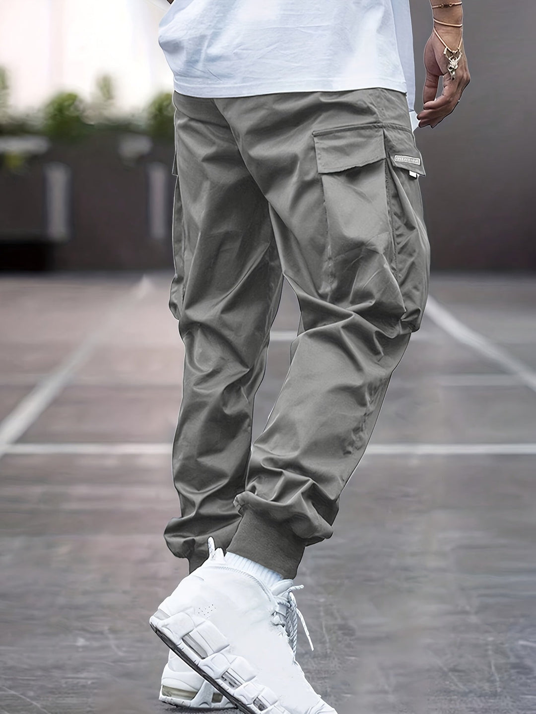 Mann trägt stilvolle Erich Herren Frühlings Cargohose, lässig kombiniert, ideal für Freizeit und urbanen Look.